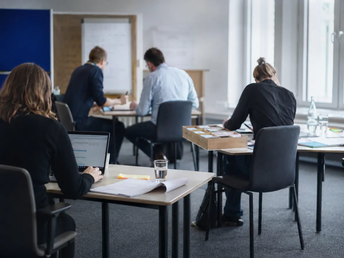 Drei Abteilungen arbeiten im KI-Workshop parallel an ihren eigenen Anwendungsfällen